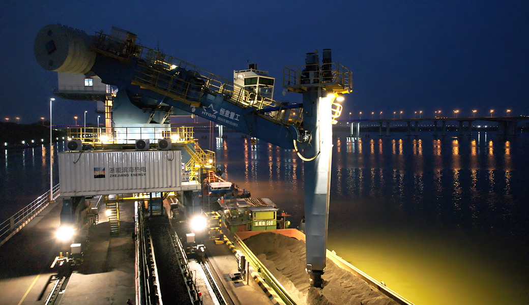 內河煤炭螺旋卸船機卸煤過程